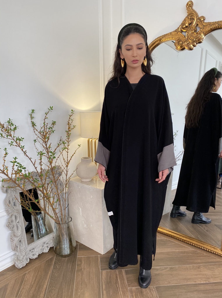 Colored sleeve with delicate lace