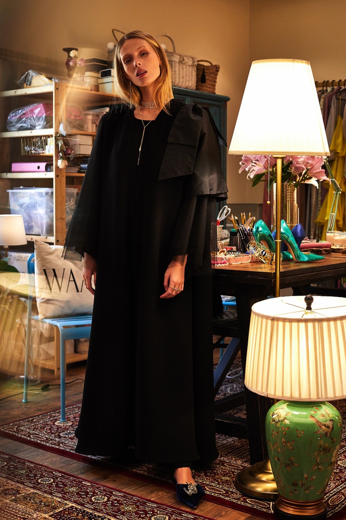 One shoulder bow with toll sleeves