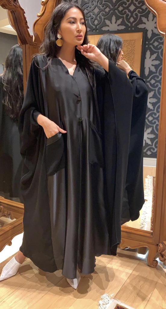 Oversized pockets with black buttons (Hazm)