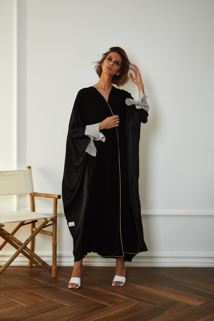 Pearly sleeves in Bisht cut