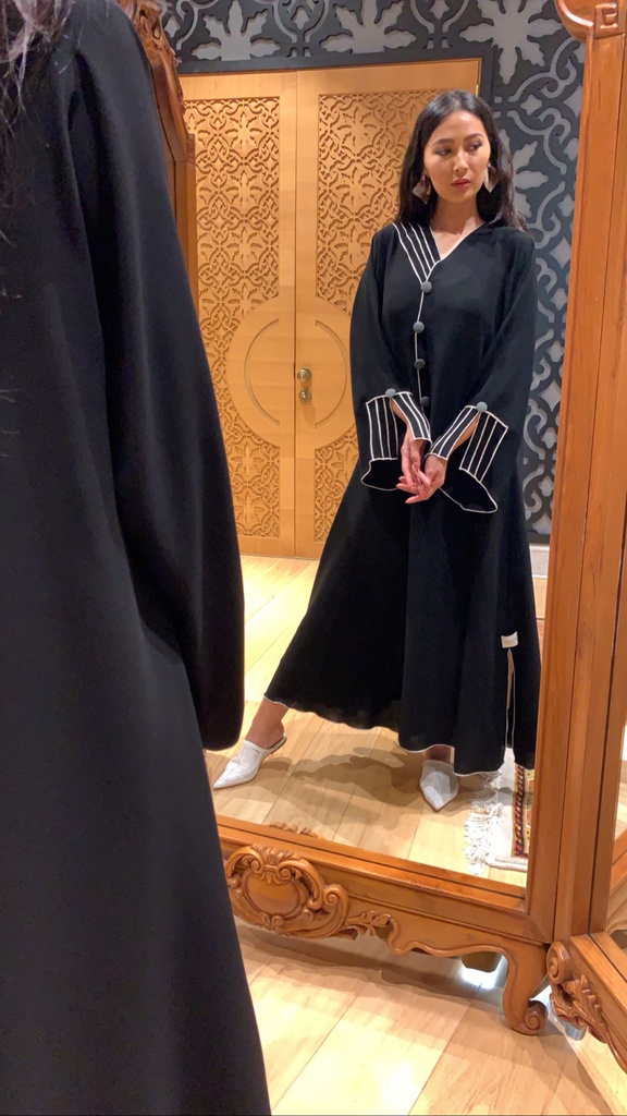 The Shark abaya with grey buttons