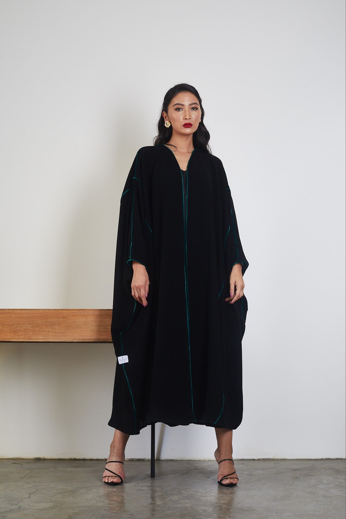 The bisht with velvet pipping details