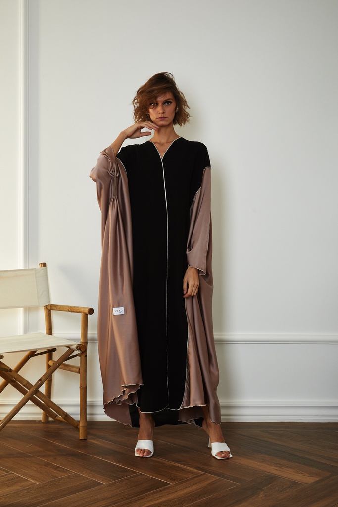 The delicate sleeve bisht with silk