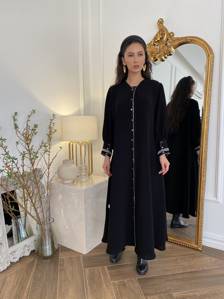 The delicatly trimmed abaya