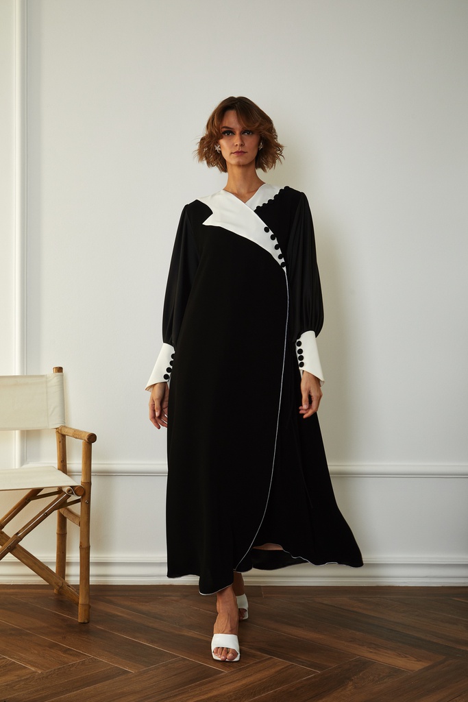 The white oversized collar and side ribbon