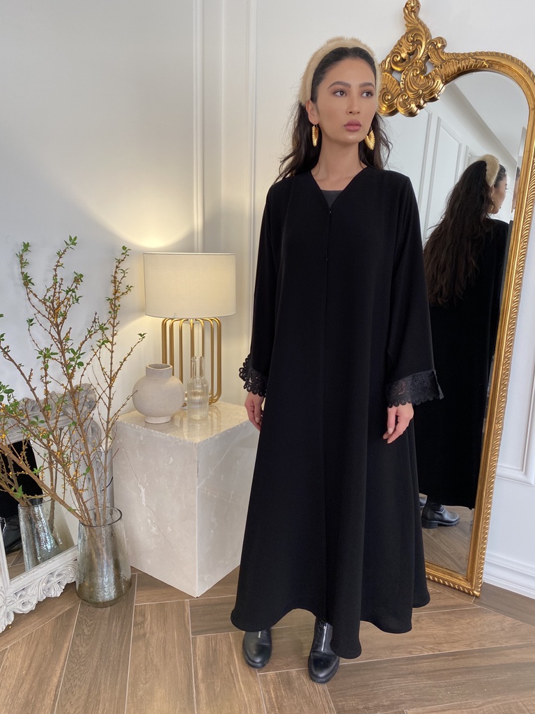 Velvet detail and laced sleeve 