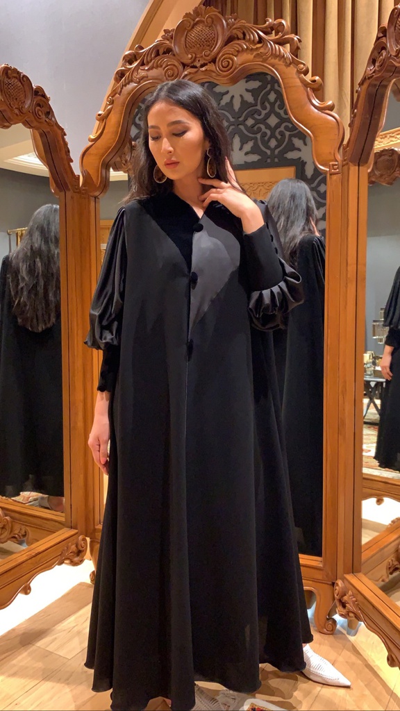 the puff sleeves with velvet front